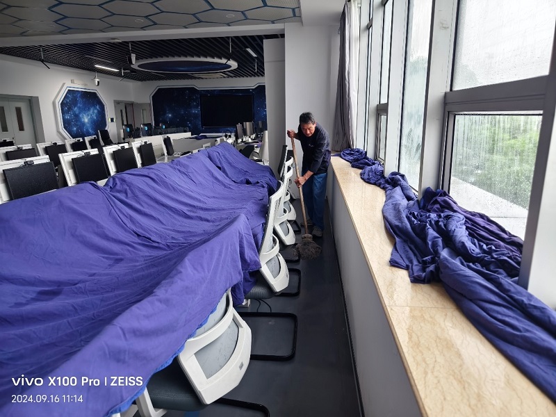 漏水地面清潔_中企物業(yè).jpeg 物業(yè)公司_中企物業(yè).jpeg