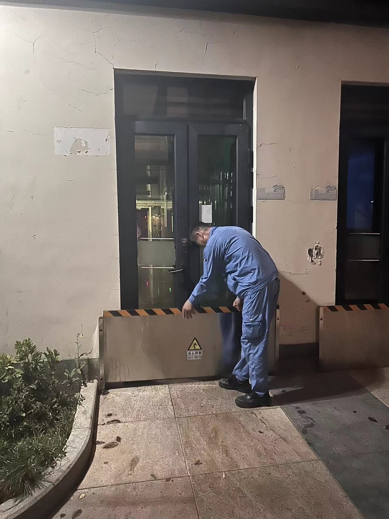 鋪設(shè)擋水板_中企物業(yè).jpeg 物業(yè)服務(wù)_中企物業(yè).jpeg