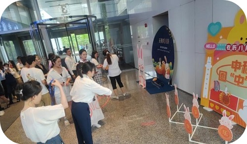 中秋套圈游戲_中企物業(yè).jpeg 物業(yè)服務(wù)公司_中企物業(yè)