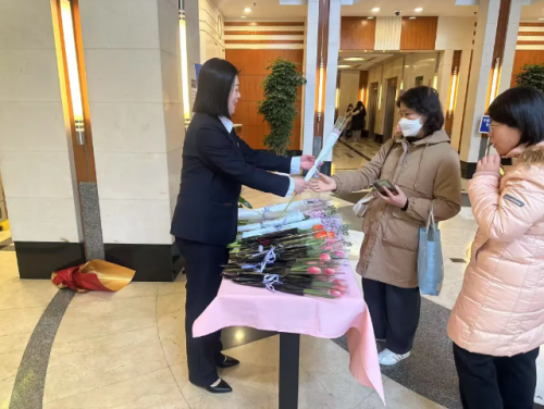 客服人員送節(jié)日祝福 客服人員送節(jié)日祝福_辦公樓物業(yè)公司