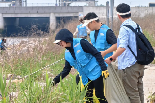 彎腰撿拾海岸垃圾_物業(yè)服務